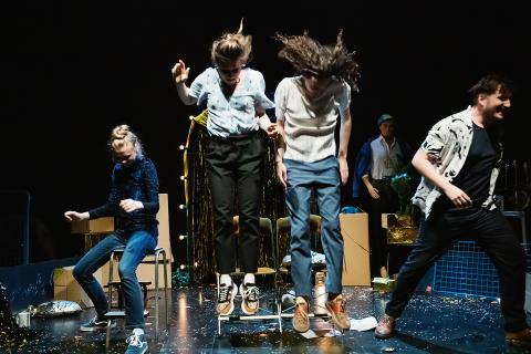 Photographie de la pièce de théâtre du Collectif P4 « J’aurais voulu être Jeff Bezos »